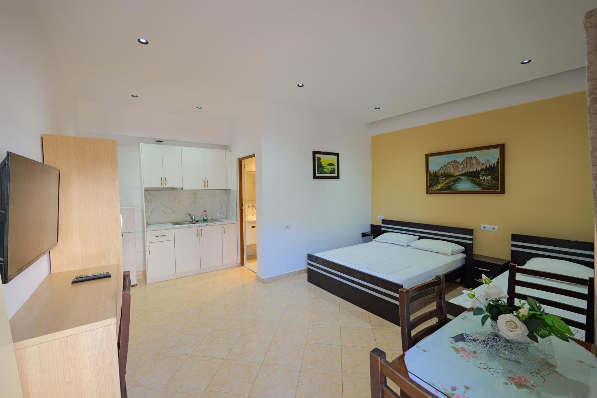 Chris 3* Ksamil